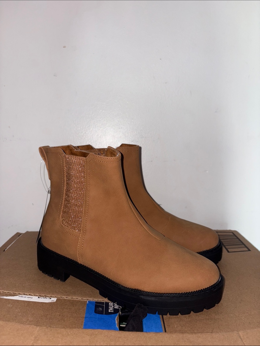 TOMS Classic Chelsea Lug-Soled Ankle Boots - Tan size 4.5